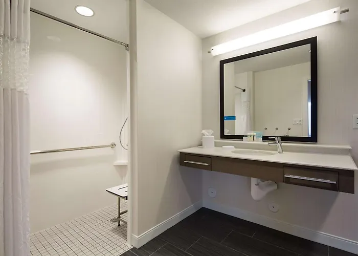 Hampton & - Powell Hotel